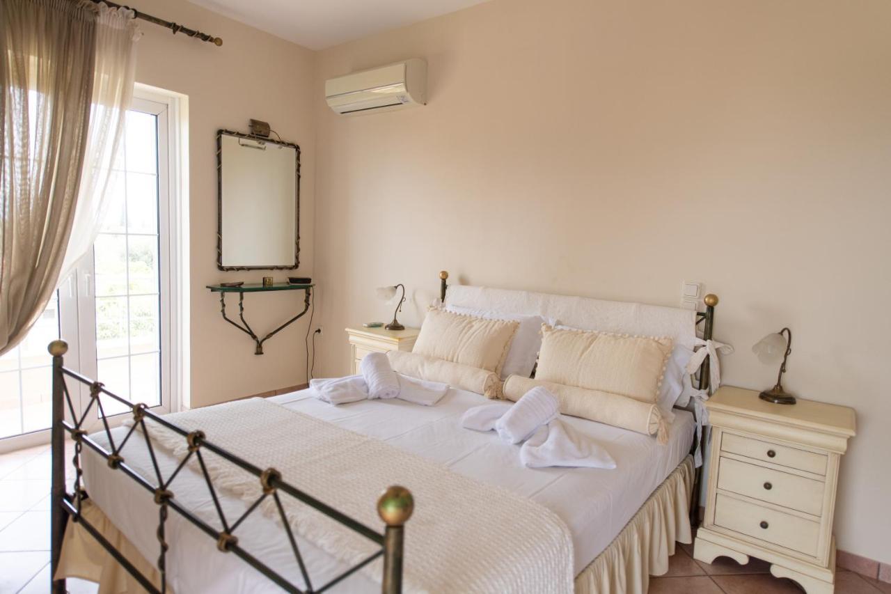 Alyki Beach House Guest House Aigio Bagian luar foto