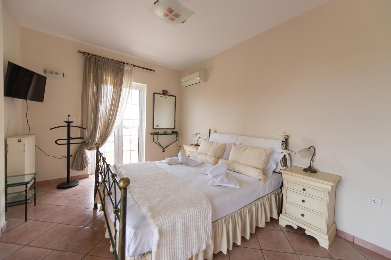 Alyki Beach House Guest House Aigio Bagian luar foto