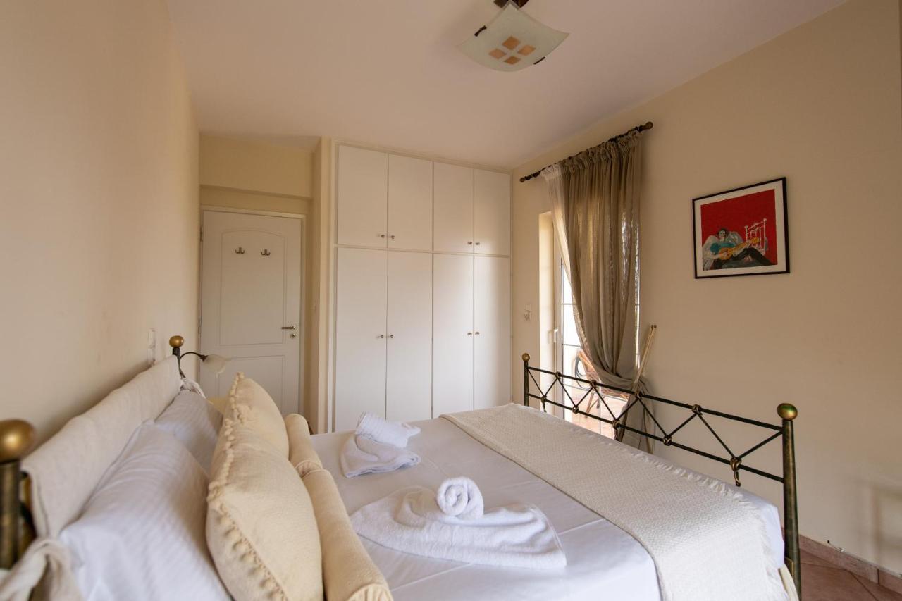 Alyki Beach House Guest House Aigio Bagian luar foto